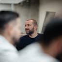 Sachlicher Mann ca. 50 Jahre im Gesprächskontext – Stefan R.