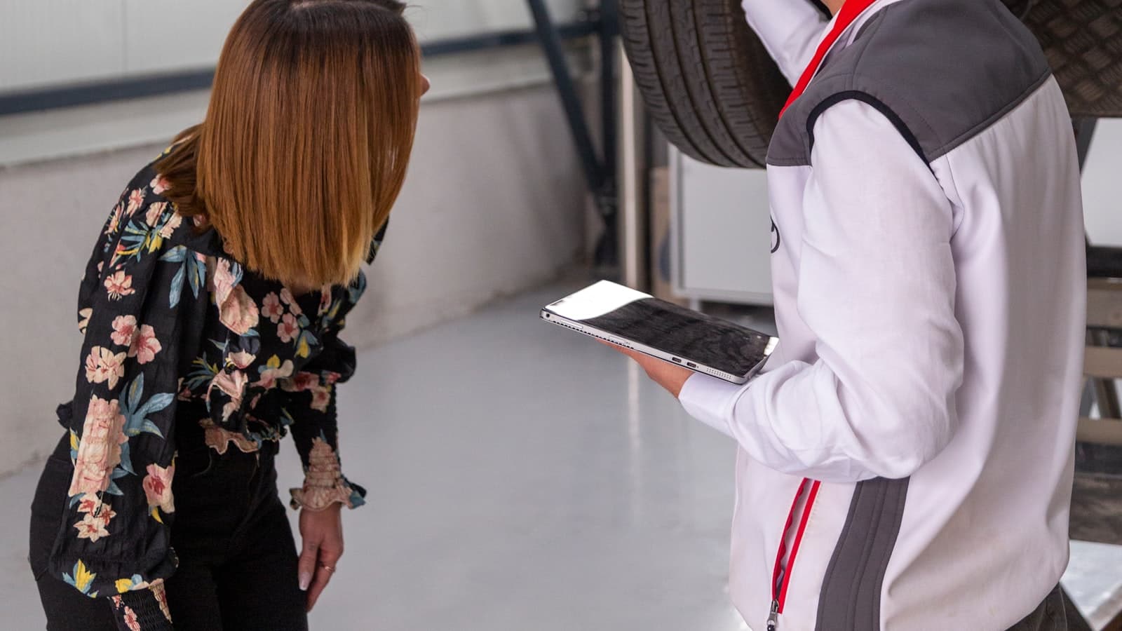 Sachverständiger mit Klemmbrett begutachtet ein Auto – professionell und vertrauenswürdig